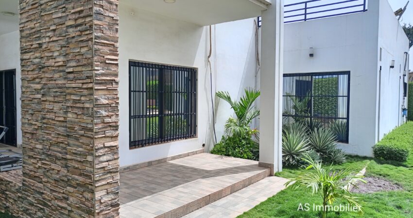 Villa avec piscine et jardin à louer au début de Sébénikoro